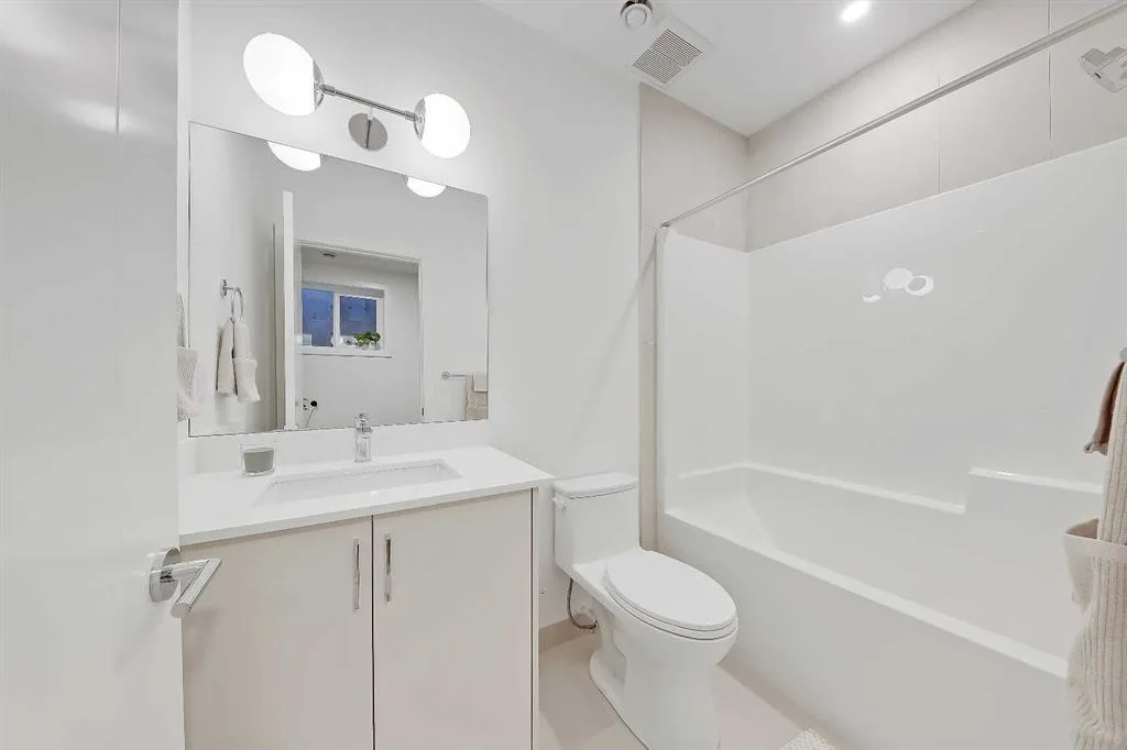 Upper floor ensuite bathroom with tub-shower combo